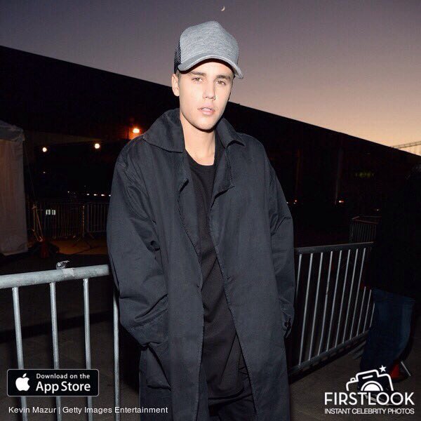 biebsimages's tweet photo. Photos of Justin attending the 2015 Nickelodean Halo Music Awards. (Nov. 14) https://t.co/lJuI2urlRR