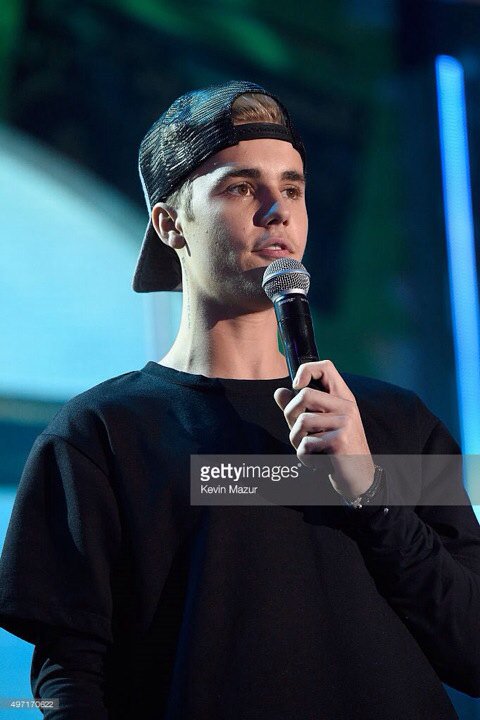 biebsimages's tweet photo. (3) Photos of Justin attending the 2015 Nickelodean Halo Music Awards. (Nov. 14) https://t.co/NYRFSeZiLh