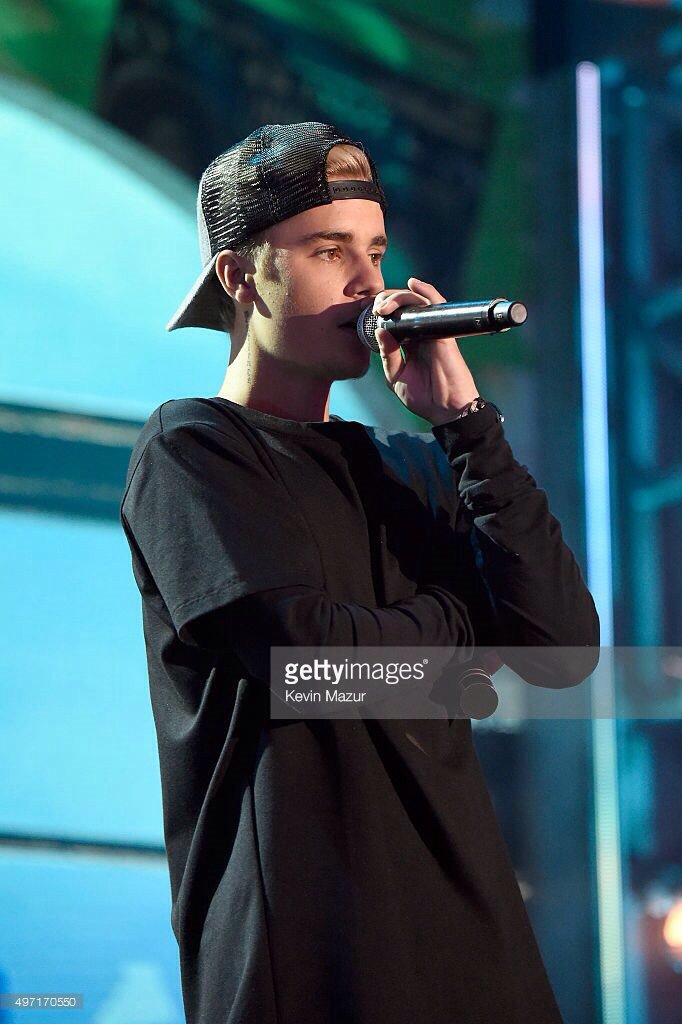 biebsimages's tweet photo. (3) Photos of Justin attending the 2015 Nickelodean Halo Music Awards. (Nov. 14) https://t.co/NYRFSeZiLh