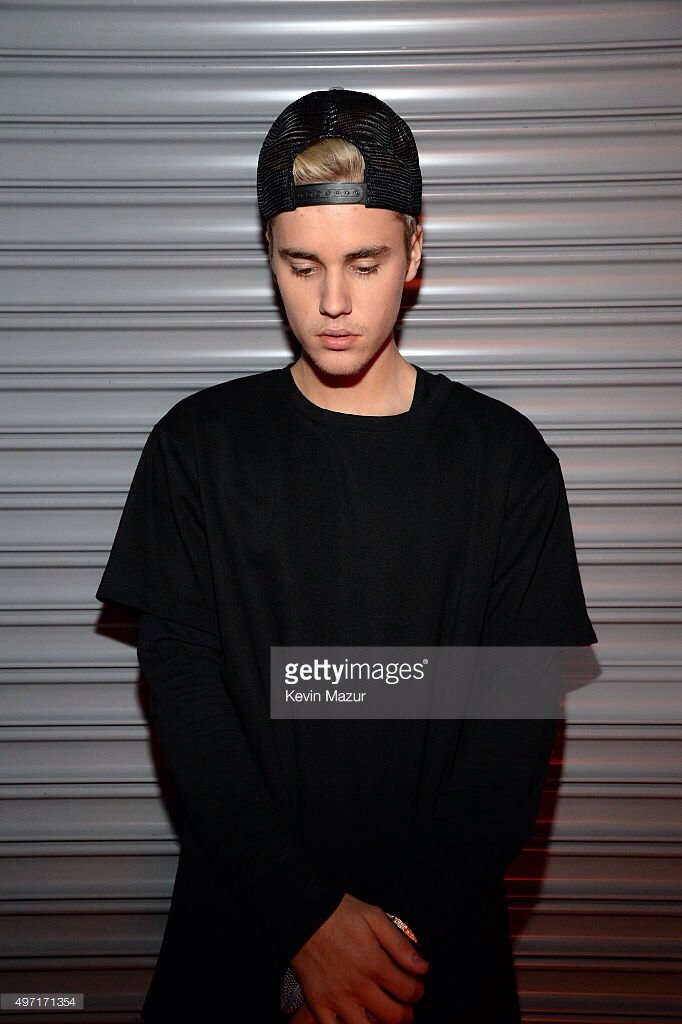 biebsimages's tweet photo. (4) Photos of Justin attending the 2015 Nickelodean Halo Music Awards. (Nov. 14) https://t.co/x3JLBuby5O