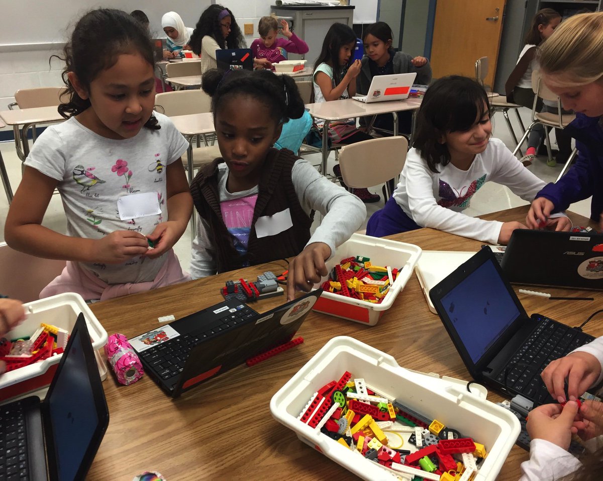 emiurgic's tweet photo. Amazing to watch our future engineers work at https://t.co/phicBkMEjU @awrobots #GirlsGetScience #science #girlscode https://t.co/pjeBeKcS6M