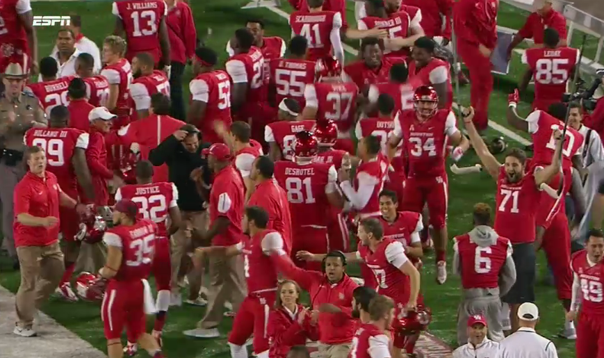 ESPNCFB's tweet photo. Still perfect! #24 Houston comes back to defeat #21 Memphis in dramatic fashion, 35-34. https://t.co/HKaUL6IMPQ https://t.co/TycsJYiHka