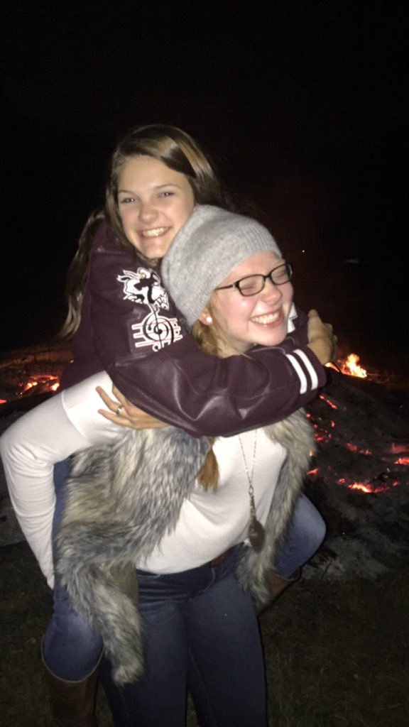 micaela_owen7's tweet image. bonfire &amp;amp; amazing ministry with these amazing people 🔥💗