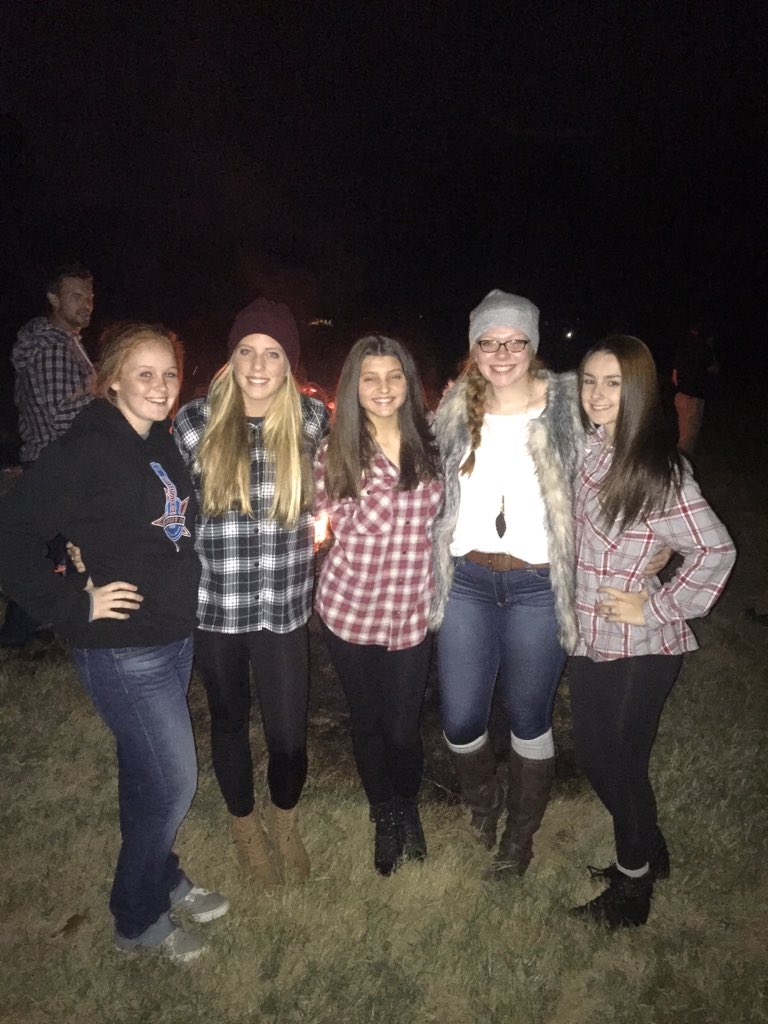 micaela_owen7's tweet image. bonfire &amp;amp; amazing ministry with these amazing people 🔥💗