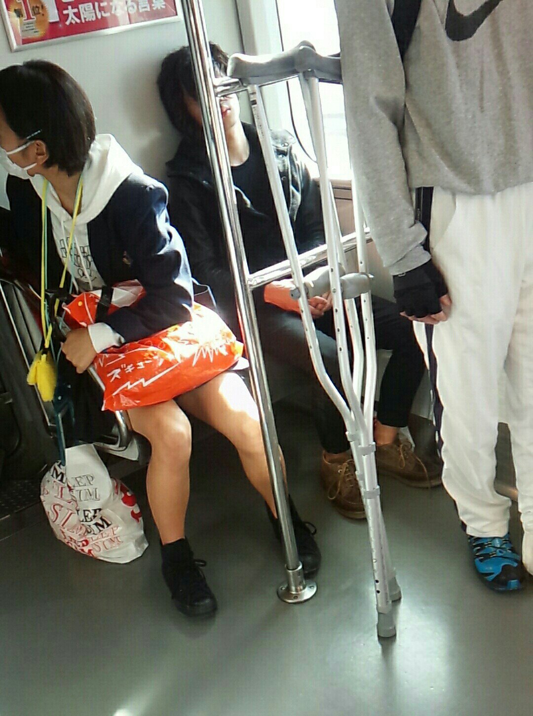くまʕ ᴥ ʔ この状況で電車揺れて松葉杖が倒れたにも関わらず迷惑そうな顔して杖返すだけとか最近のjk怖いわ ちな ここ優先席 T Co Obrxfje7u4 Twitter