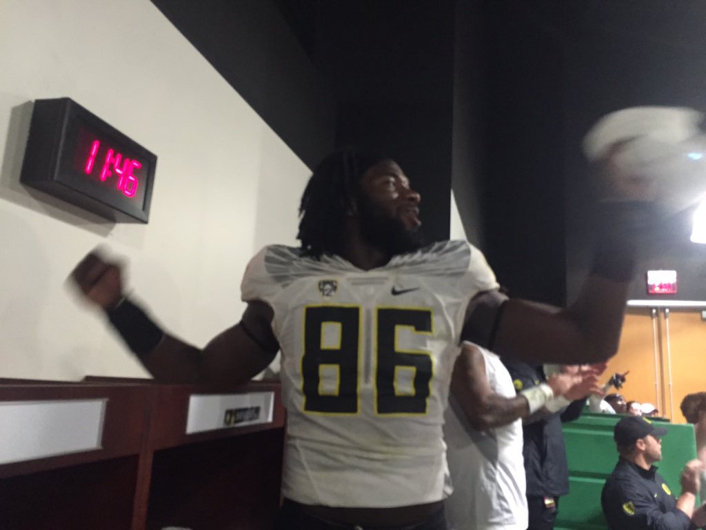 DuckFootball's tweet photo. Helfrich to Ducks: "I'm so friggin' proud of your effort. That's a damn good football team we just beat." #GoDucks https://t.co/869sDmHYJ7