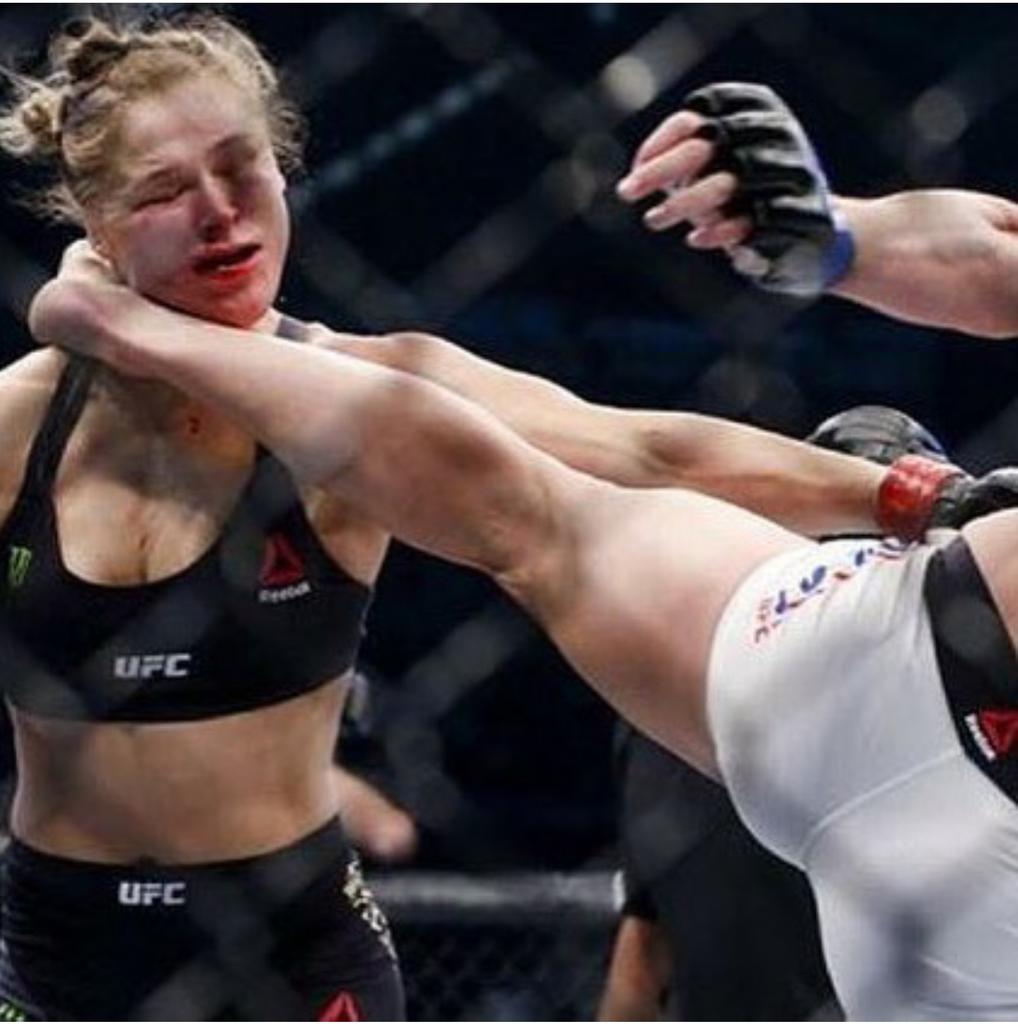 ComedianSHANG's tweet photo. Wow. #UFC193 #RondaRousey takes it2 the grill 2get k'od. Big ups 2New champ #HollyHolm @adamhuntershow @MMARoasted https://t.co/GHcxpoNelj