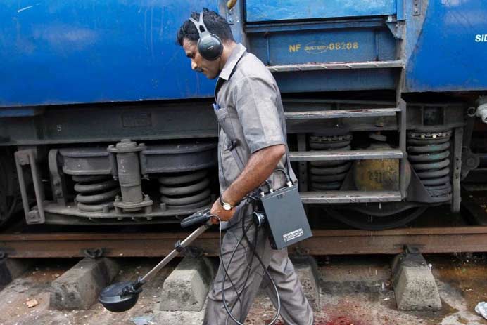 eesanjenews's tweet image. ಪ್ರಯಾಣಿಕರ ರೈಲೊಂದರಲ್ಲಿ 7 ಬಾಂಬ್ ಪತ್ತೆ : ತಪ್ಪಿದ ಸಂಭಾವ್ಯ ದುರಂತ 
Read more..  goo.gl/JNVyWa

#7sacks #chocolate