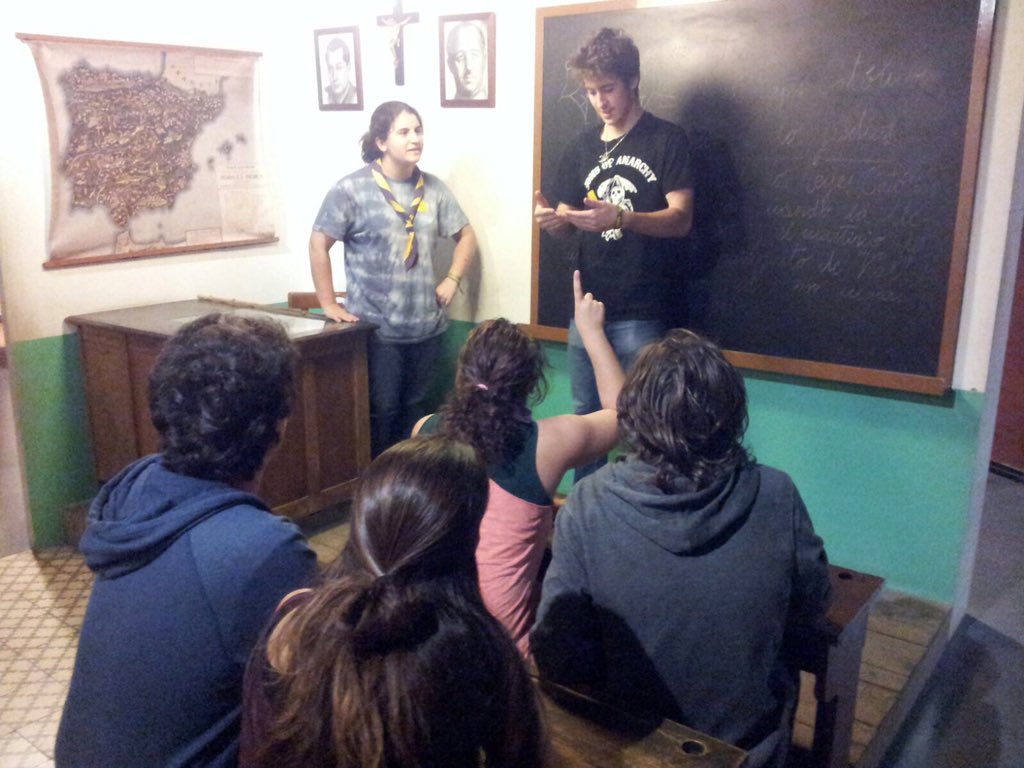 festucs_x's tweet photo. Els festucs aprenen sobre els reis catòlics en una escola franquista! #mhc #femhistoria #nocillaambfuet https://t.co/nrPepg0Xuv