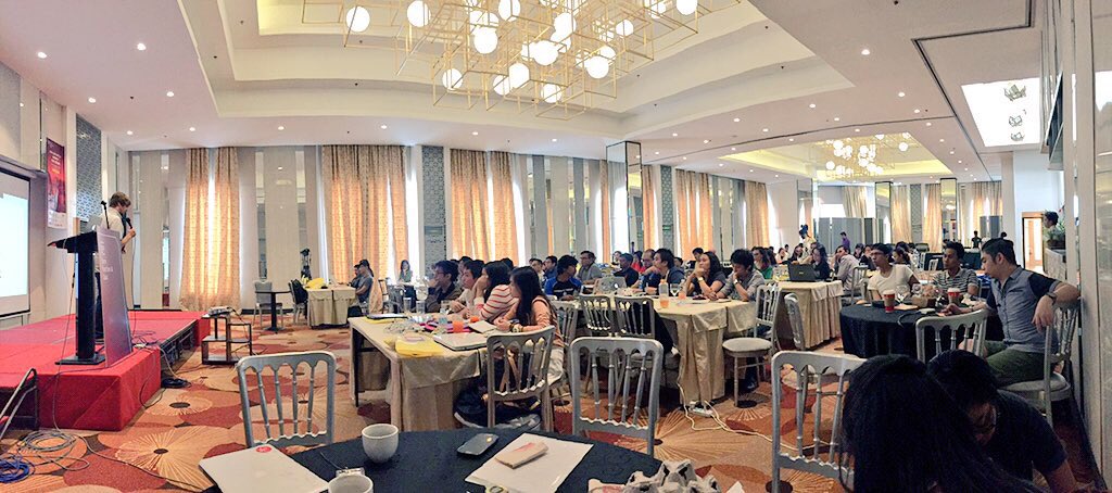 natasshapo's tweet photo. Afternoon session with #ffcph #FrostMasterclass @brad_frost https://t.co/bYGOLaXCP9