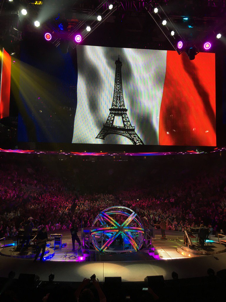 LynnetteChir's tweet photo. Garth fans love Paris #GarthinSanJose https://t.co/4yp4go3oah