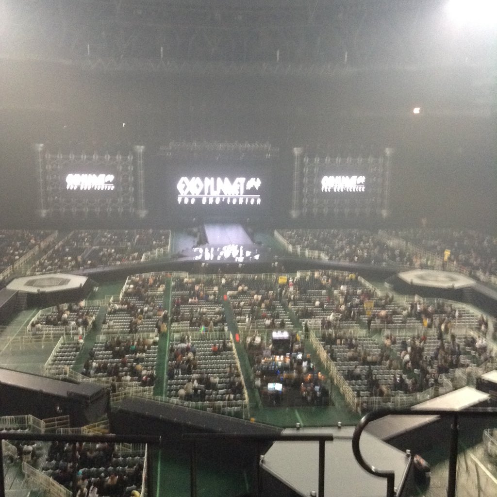 syo4002's tweet photo. EXO Luxion もうすぐ始まる(*^^)v https://t.co/IaqmqVJM44