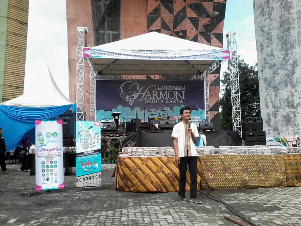 GPLRiau's tweet photo. Kt sambutan dr @DadheRiawan pwakilan pnitia @GPLRiau dlm acra pmecahan rekor muri sajian mie sagu tbanyak @MITI_KM https://t.co/IL4CIB5922