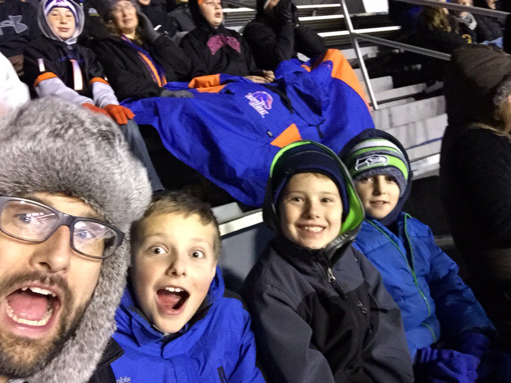 How about these first timers getting a their pretty faces on the big screen! #BoiseState #GoBroncos #makeourday