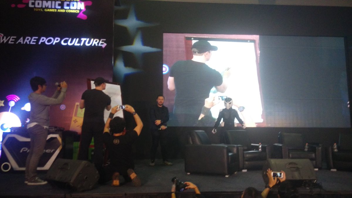EventsIDco's tweet photo. David Mack sedang menggambar karakter Setan Jalanan karya Pepeng. #IndonesiaComicCon #EventsIdco #EventsIndonesia https://t.co/B97d47wslt