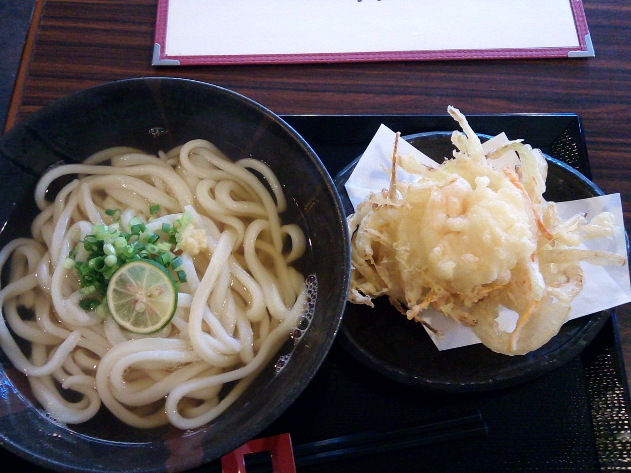 Maraudon 中野 和香 かき揚げうどん のどかなランチ 麺はちょっとやわらかい気もするが 熱いダシでうまい T Co Xrkepjtaie Twitter