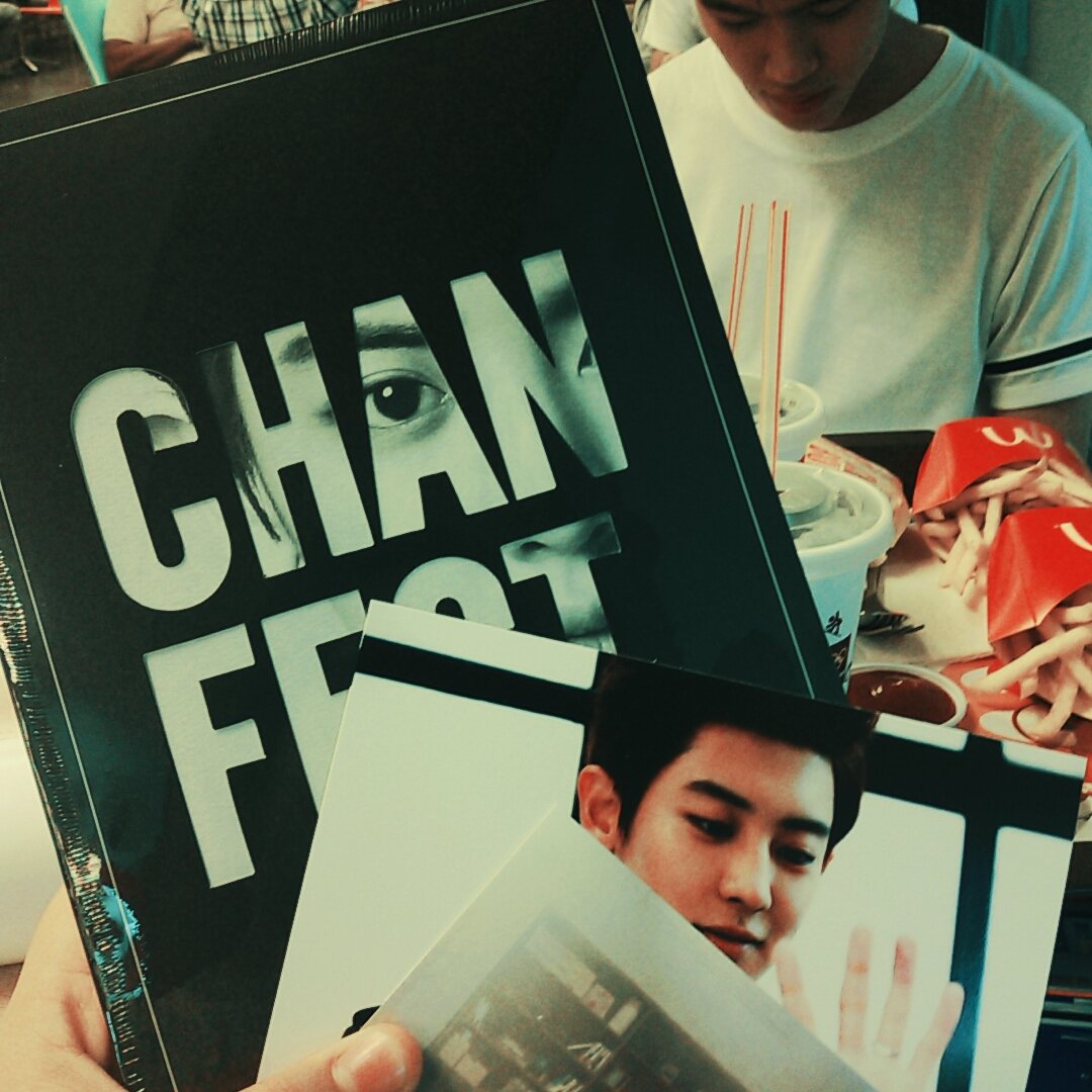 ffirst_eiei's tweet photo. ได้มาแล้วววววแต่ไม่ได้ลายเซ็นพี่มลินแถวยาวเกิ้นนนน T-T พี่มลินน่ารักมากก-///-เขิลลล #chanfect #ทาสมลิน #โธ่พี่ชาร์ล https://t.co/CzFYJm7e5H