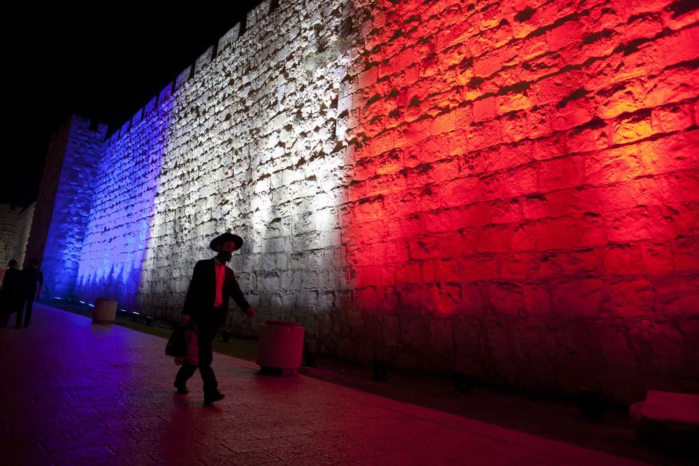 SkyNews's tweet photo. Landmarks around the world turn their colours blue, white and red to show solidarity with France. #ParisAttacks https://t.co/NONTDrwx3K