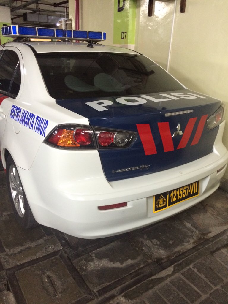 Ngemol pake mobil dinas yg turun pake kaos cewe sama cowo lokasi mm bekasi.gmanani?<a href="/TMCPoldaMetro/">TMC Polda Metro Jaya</a> <a href="/NTMCLantasPolri/">KorlantasPolri.Ntmc</a>