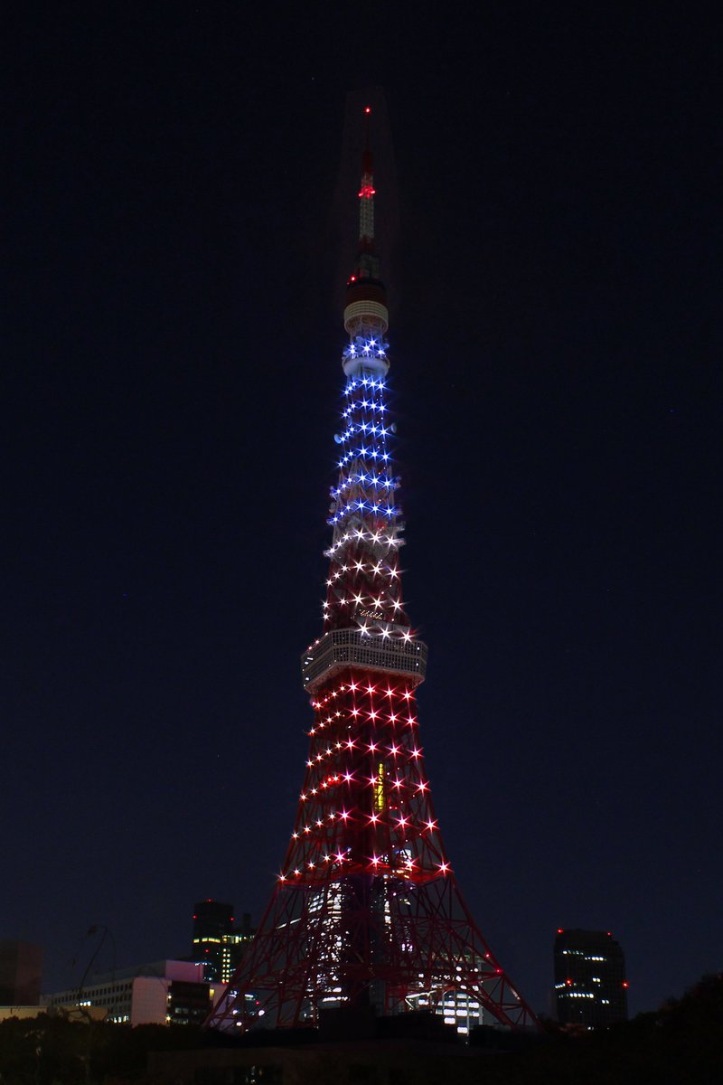 パリで発生した同時多発テロにより、被害に遭われた方々へ哀悼の意を表し、今夜東京タワーはトリコロールカラーにライトアップいたします。 ここに犠牲になった方々のご冥福を心よりお祈り申し上げます。 #PrayForParis