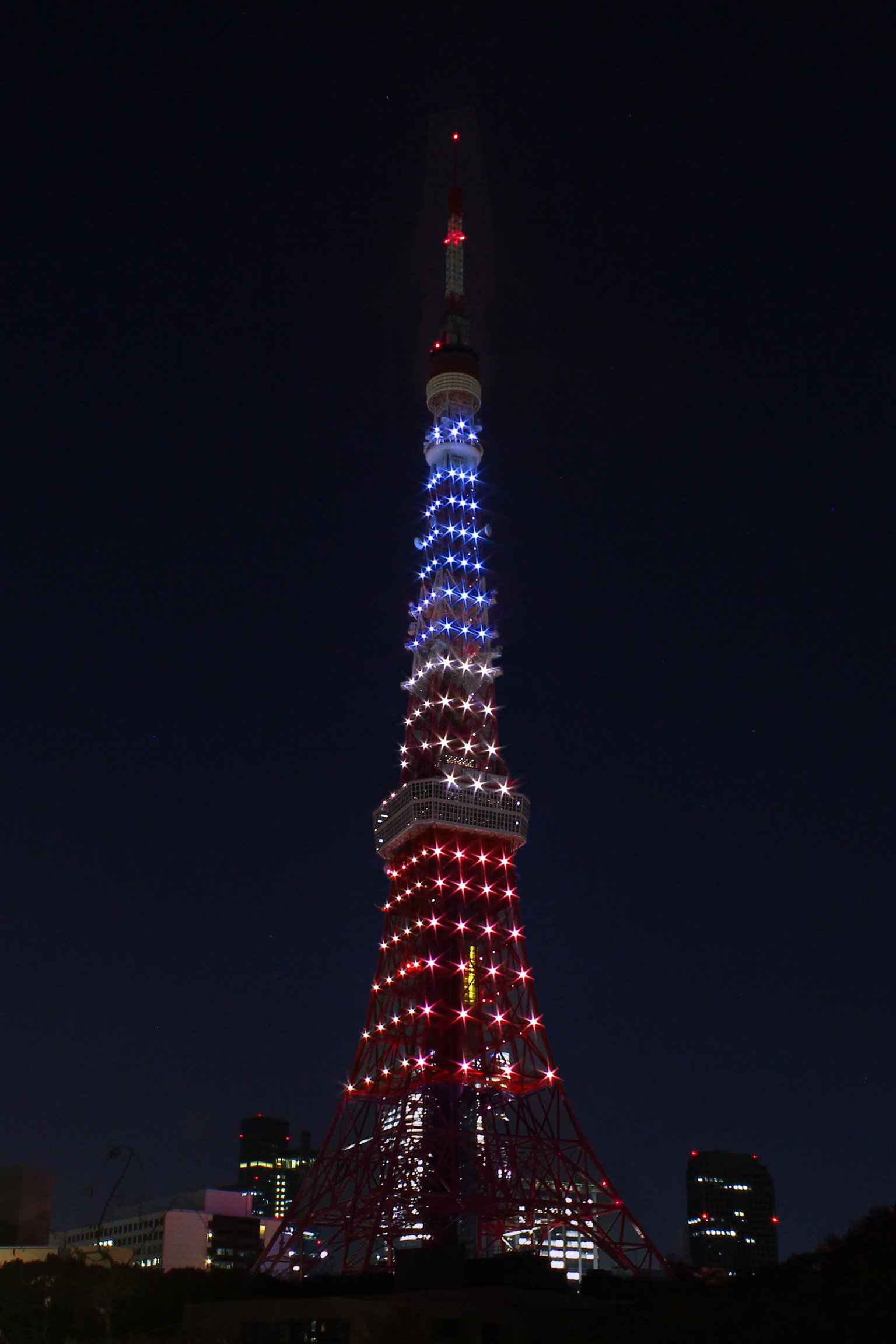 ノッポン弟 Tokyo Tower 公式 パリで発生した同時多発テロにより 被害に遭われた方々へ哀悼の意を表し 今夜 東京タワーはトリコロールカラーにライトアップいたします ここに犠牲になった方々のご冥福を心よりお祈り申し上げます Prayforparis