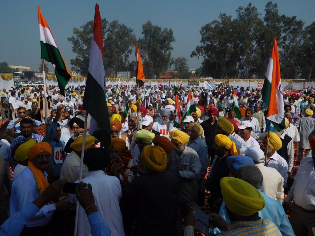 HoboGobo's tweet photo. Wow, look at that gathering ! Pics from #OROPAmbala Rally #OROP https://t.co/lsS6zAAppx