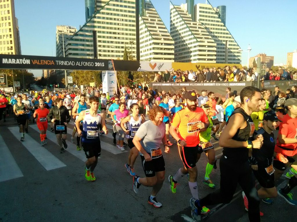 Turialife's tweet photo. Llegó el día D. #10K y #maratonvalencia y nosotros estamos ahí para sacaros las mejores fotos. https://t.co/g3Mi02RdlW