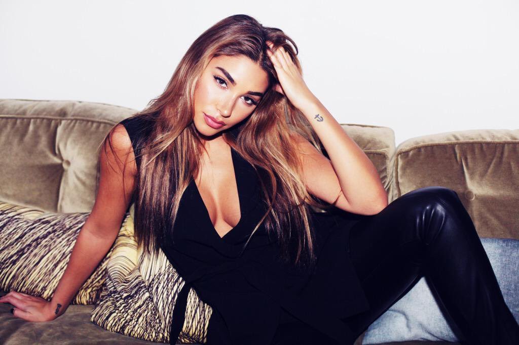 FUCKINGMAMl's tweet image. new fake rt babes 💘🙃