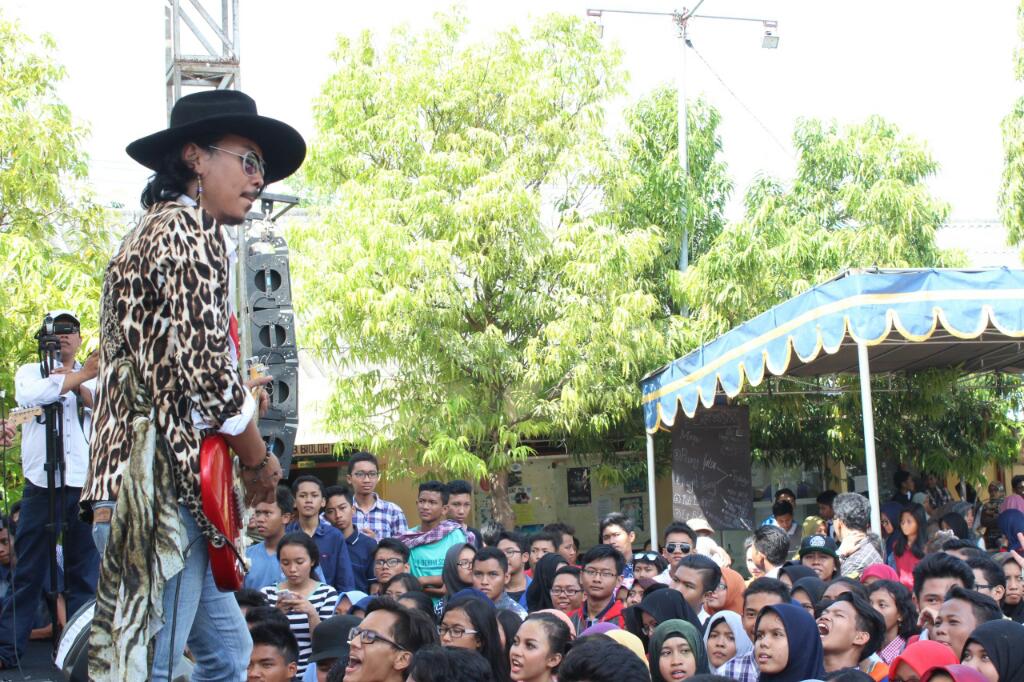 NovanHardison's tweet photo. What a Great Elv's Party SMA 11 Surabaya!!! @bluesmates 
#passion #fashion #rocknroll https://t.co/79nPzwEsZZ