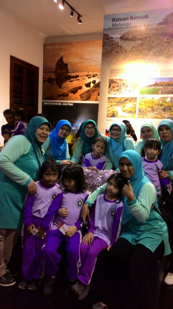kelneglasari's tweet photo. @PemumBdg @ridwankamil @DiskominfoBdg anak2 paud binaan PKK di bawa ke geologi untuk menambah pengetahuan https://t.co/tjqa3xTpv8