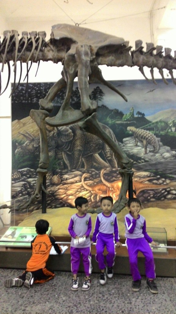 @PemumBdg <a href="/ridwankamil/">Ridwan Kamil</a> <a href="/DiskominfoBdg/">Diskominfo Kota Bdg</a> anak2 paud binaan PKK di bawa ke geologi untuk menambah pengetahuan