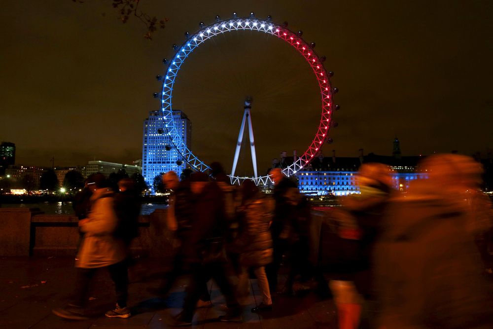 romaingeoffroy's tweet photo. Des monuments du monde entier s’allument en bleu, blanc, rouge https://t.co/0Lm667GYrL https://t.co/XOBp4jAJx1