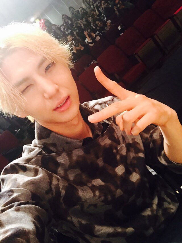 나는 로빅이다. 오늘 #빅스 #Chained_up #사슬 싸인회에서 윙크+브이 셀카에 당첨된 #레오(<a href="/JUNGTW_LEO/">VIXX_LEO 정택운</a> )요원의 미션수행 사진을 공개하는 로빅이다.