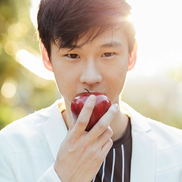 RichardHwan's tweet photo. My usual end of shoot apple shot from two weeks ago 🍎😂! #RichardsApple

Photography by rxandy https://t.co/7AJbi02mTf