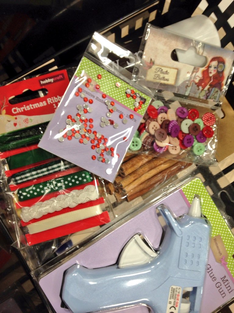 momtazbh's tweet photo. Locally sourced supplies from East Greenwich Pleasaunce @KWGreenwich @Hobbycraft_GNW #readytomake #SundayCrafternoon https://t.co/upqhcjnCPI