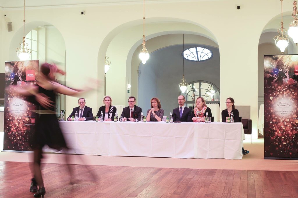ballguide_at's tweet photo. Heute waren wir mit unserem Fotoservice beim alljährlichen #opernredoute Casting! Gratulation an alle Tänzer! https://t.co/DAFMMvZSjH