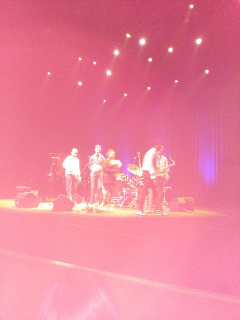 Zara Mc farlane konseri