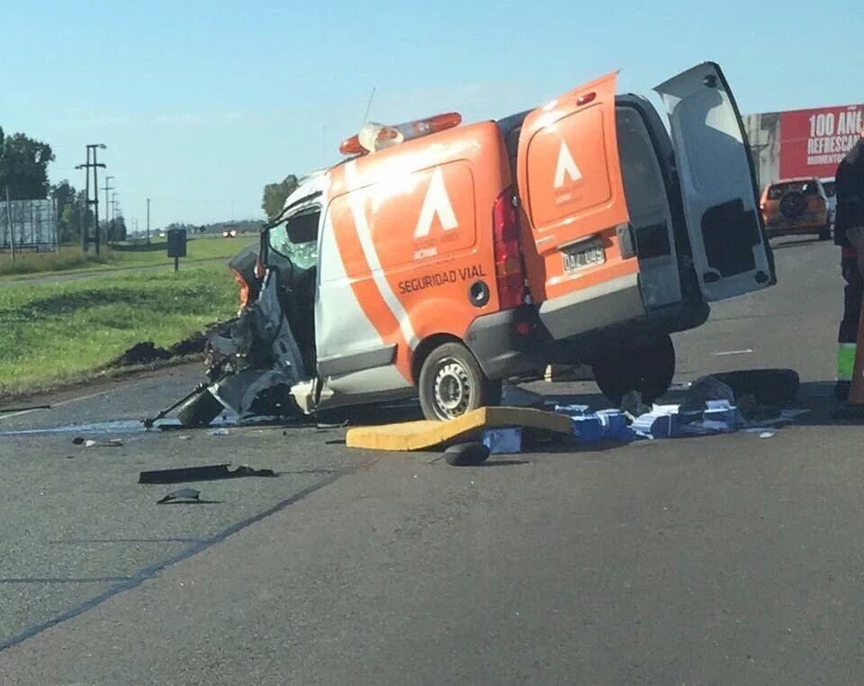 Alerta140's tweet photo. Escandalosa foto del móvil de seguridad vial bonaerense con boletas de @danielscioli que chocó ayer en ruta 2 https://t.co/XKhbV6cxi8