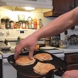 PricePlow's tweet photo. Sunday Morning, time for @LayzieBone085 @Cellucor Protein Pancakes!

https://t.co/d8LSSpVIqw

#ProteinPowderRecipes https://t.co/fe7btQ5i6g