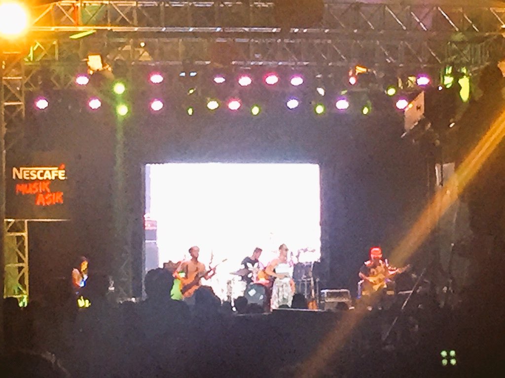 <a href="/Odds_music/">ODDS</a> covering "Kangen"-nya @MaliqMusic dedicated for their producer <a href="/widipuradiredja/">widi puradiredja</a> 🙏 <a href="/tribluesfest/">TrisaktiBluesFest</a>