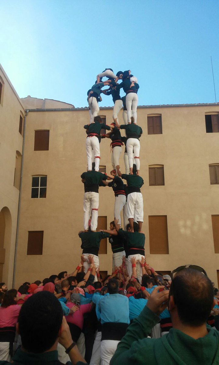 escaldats's tweet photo. aquí tenim el castell del dia!descarregar el 4 amb agulla i aquesta bèstia, juntament amb el tres! #mesviusquemai https://t.co/Q5BTVtWSxm