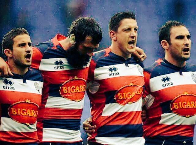 Flo_con_'s tweet image. Les joueurs du @agen_rugby  ont chanté la marseillaise pendant la minute de silence a Londres
#Respect #PrayForParis