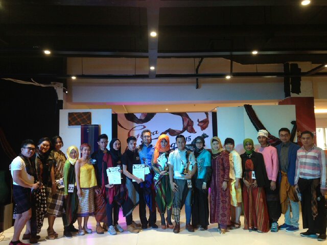 Transmart_IND's tweet photo. Selamat kepada para Pemenang Sarung Vaganza 2015 #SarungisMyNewDenim! @IndonesiaFW @DPN_APINDO https://t.co/FcClpqTr8E
