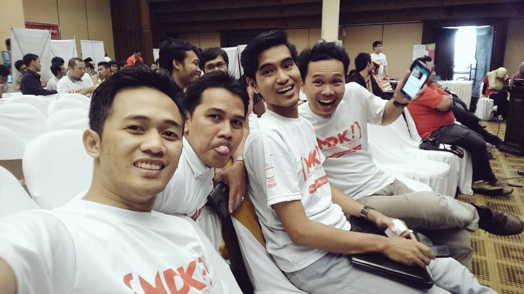 Addins88's tweet photo. #hackathonmerdeka2 #hackathontelkom2   selfi bareng tokoh2 yg super istimewa.... cie cie cie... https://t.co/U9XedL8G8p