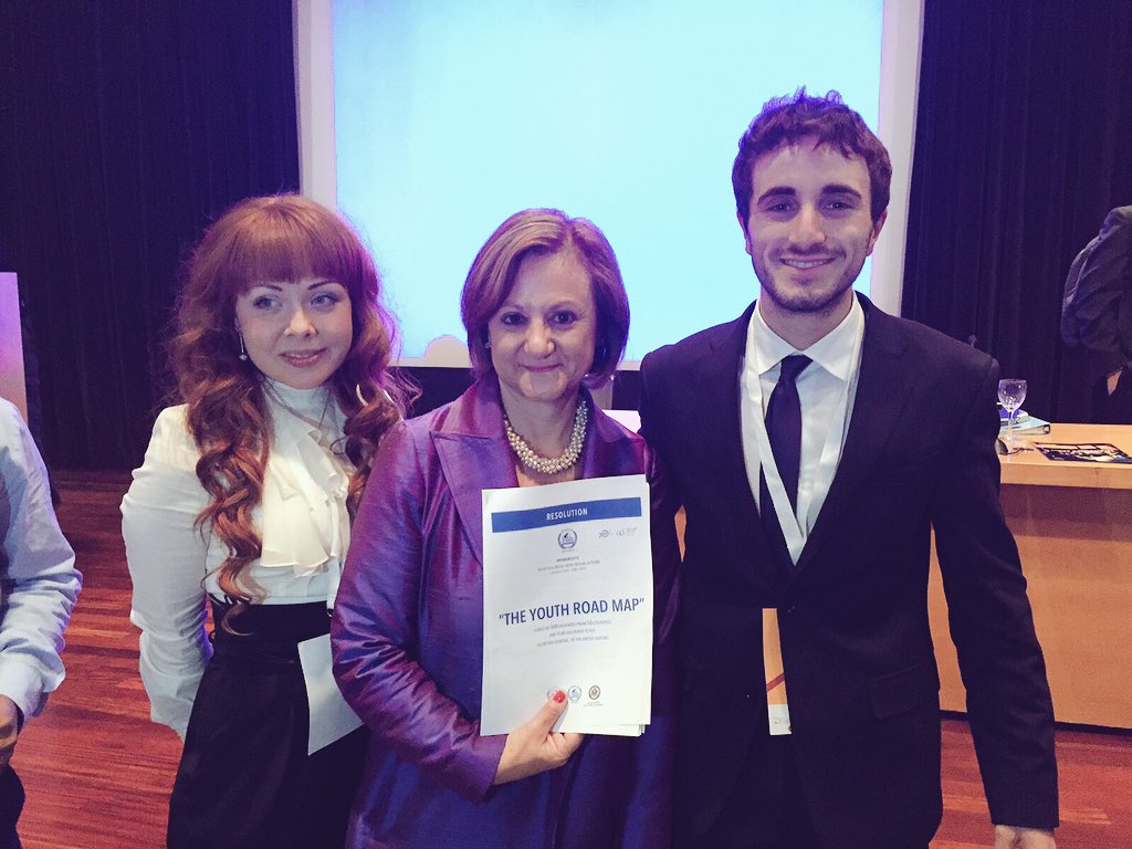 ROMUNtweet's tweet photo. Hi Muners! #ROMUN2015 "Youth Road Map" just delivered to #UN Under SG Cristina Gallach at the #NobelPeaceSummit2015 https://t.co/IlmHeLK5aE