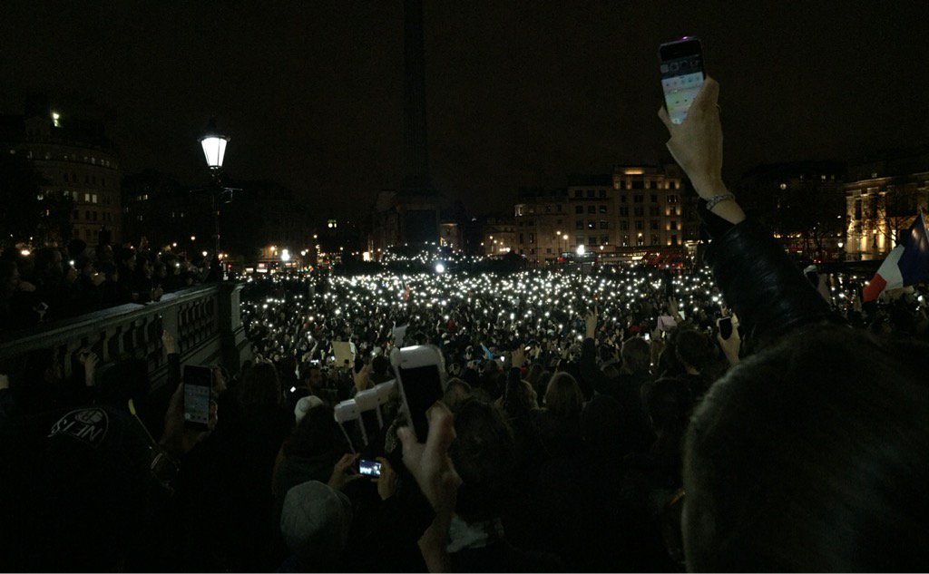 ericprd's tweet photo. Trafalgar square avec Paris #AttentatsParis #NotAfraid #Bataclan #JeSuisParis https://t.co/siqJSUgX9z