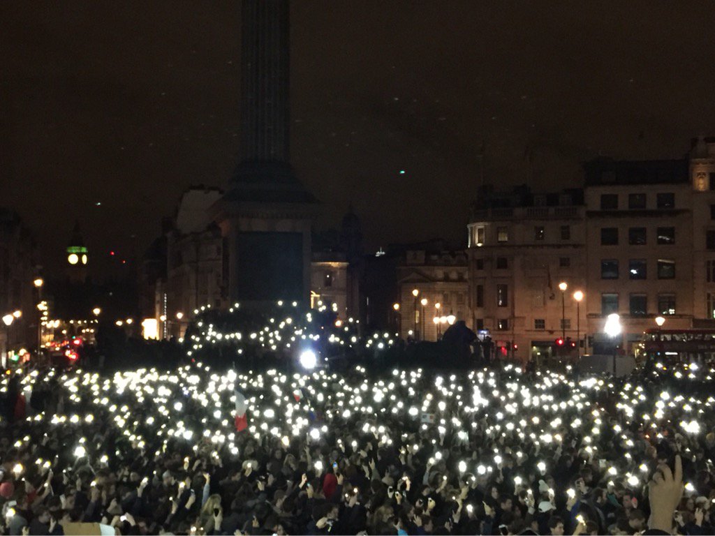 ericprd's tweet photo. Trafalgar square avec Paris #AttentatsParis #NotAfraid #Bataclan #JeSuisParis https://t.co/kyI8FzUAod