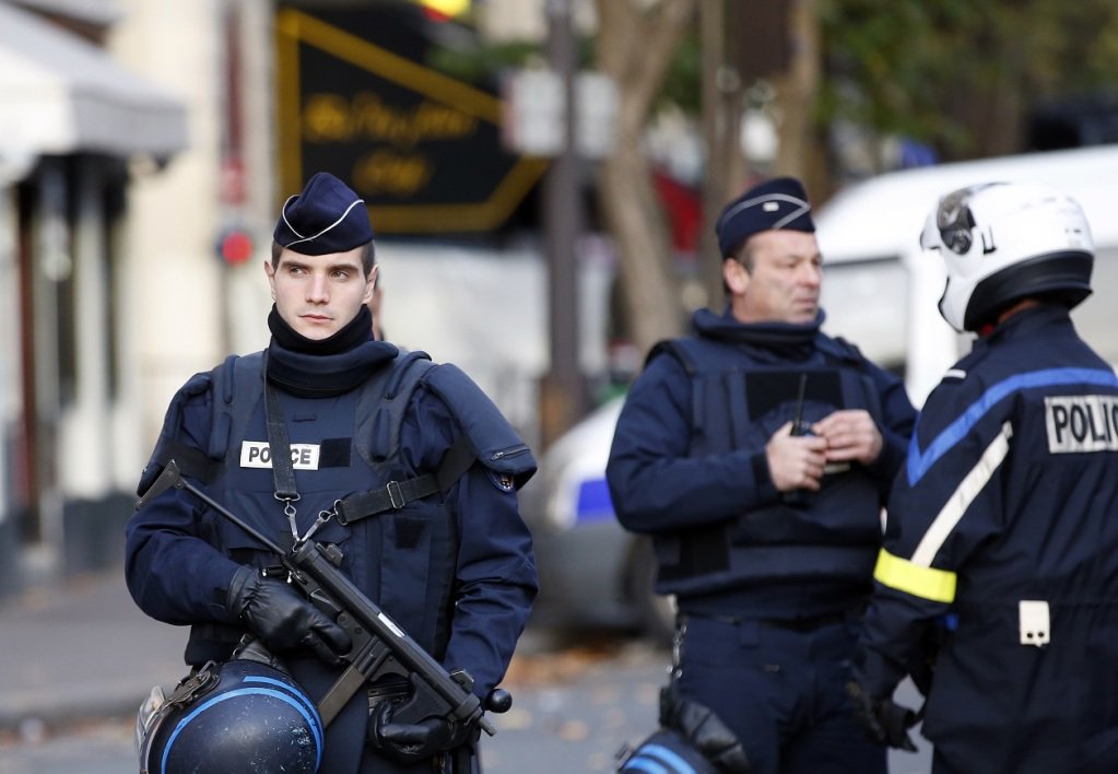 BFMTV's tweet photo. #attentats de Paris: des kalachnikovs dans la voiture retrouvée à Montreuil  https://t.co/JPIuXuE3v4 https://t.co/8JnxV3JU02