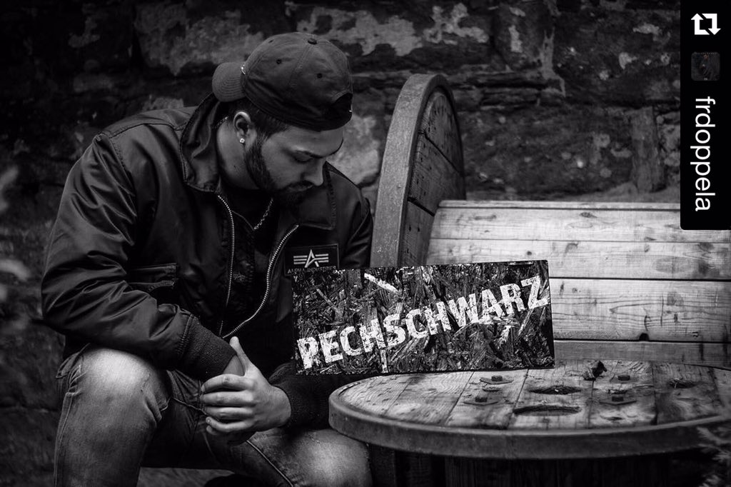 rapflowz's tweet photo. Fraa - Pechschwarz ➡️ 04.12.15 !
@frdoppela ❗️
Made by @pARTickDESIGN #fraa #pechschwarz #rap #ffm #classicstudios https://t.co/LeZR205RkR