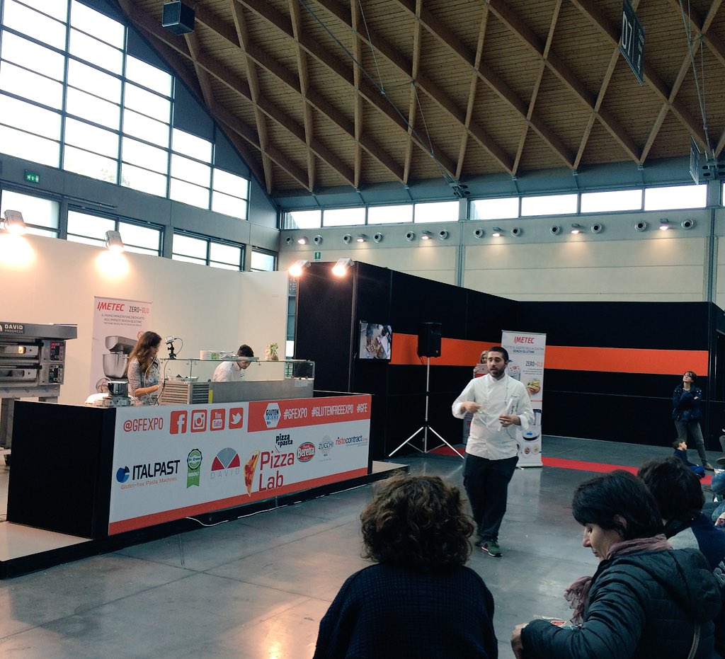 elyravo's tweet photo. #marcoscaglione @GFexpo spiega il pane con lievito madre #imetec #zeroglu #GlutenFreeExpo #gfexpo #gfe15 https://t.co/ZfvONfSpLx